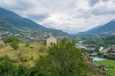 Aosta tepesindeki eski şatonun kalıntıları..