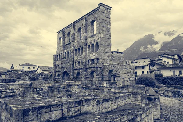 Antichi ruderi dell'antico anfiteatro romano costruito ad Aosta . — Foto Stock