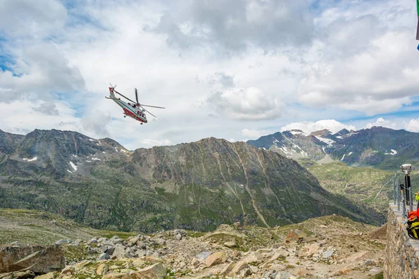 Décollage d'un hélicoptère de sauvetage près d'un lac de montagne . — Photo