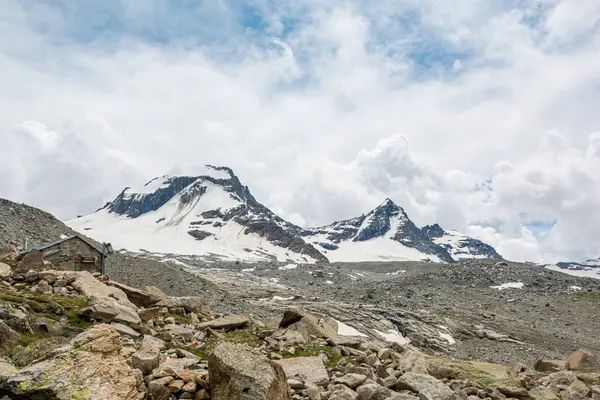 Spektakulärt bergslandskap med moln som börjar täcka himlen. — Stockfoto