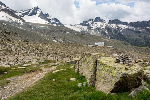 Spektakulärt bergslandskap med moln som börjar täcka himlen. — Stockfoto