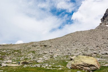 Gökyüzünü kaplayan bulutlarla muhteşem dağ manzarası.