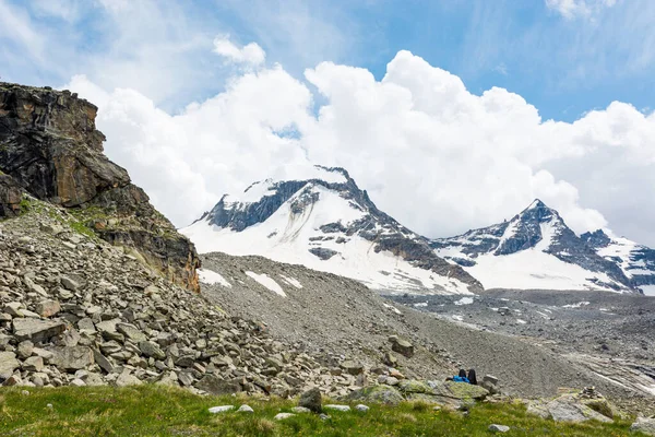 Spectaculair berglandschap met wolken die de lucht beginnen te bedekken. — Stockfoto