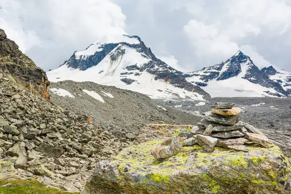 Spektakulärt bergslandskap med moln som börjar täcka himlen. — Stockfoto