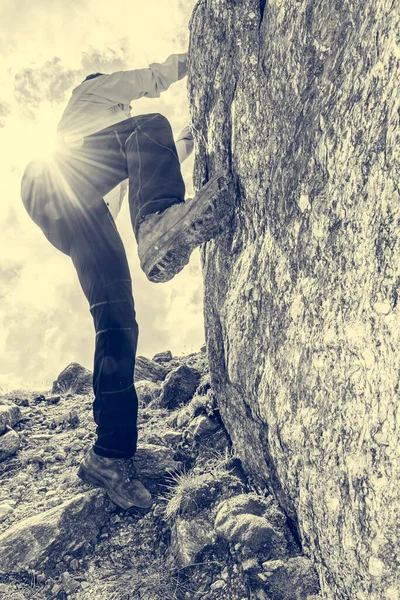 Femme alpiniste pratiquant l'escalade de rocher en plein air sur grand rocher . — Photo