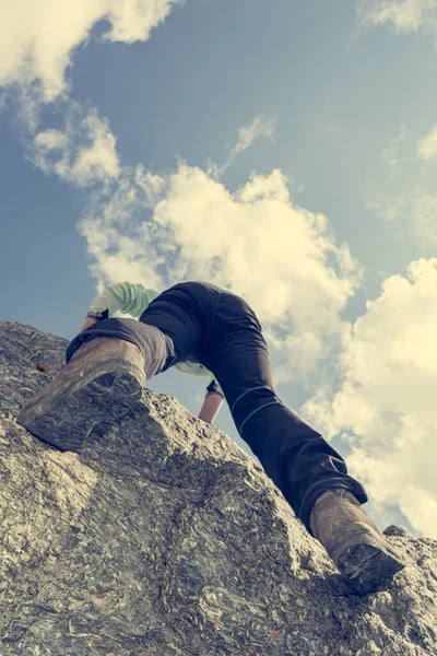 Female mountaineer practicing boulder climbing outdoor on large boulder. — Stock fotografie