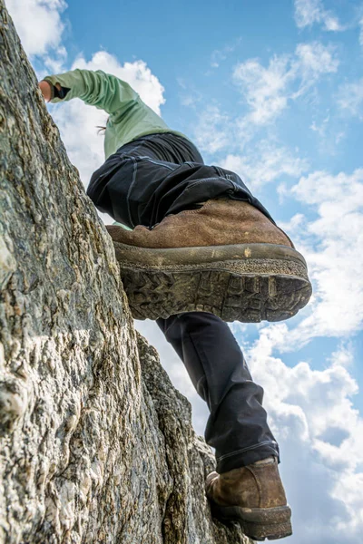 Feminino montanhista praticando pedregulho escalada ao ar livre em grande pedregulho . — Fotografia de Stock