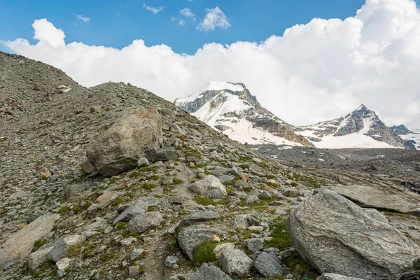 Spectaculair berglandschap met wolken die de lucht beginnen te bedekken. — Stockfoto