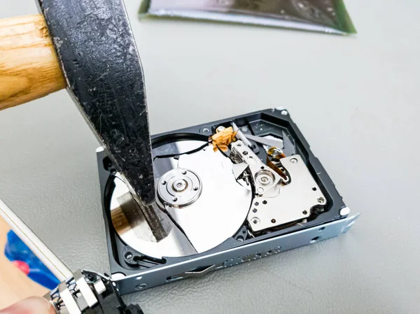 Destroying computer hard drive with a hammer. — ストック写真