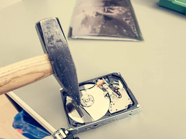 Destroying computer hard drive with a hammer. — ストック写真