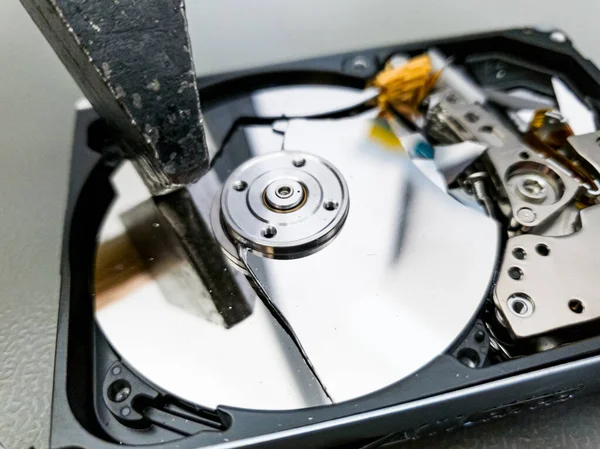 Destroying computer hard drive with a hammer. — ストック写真