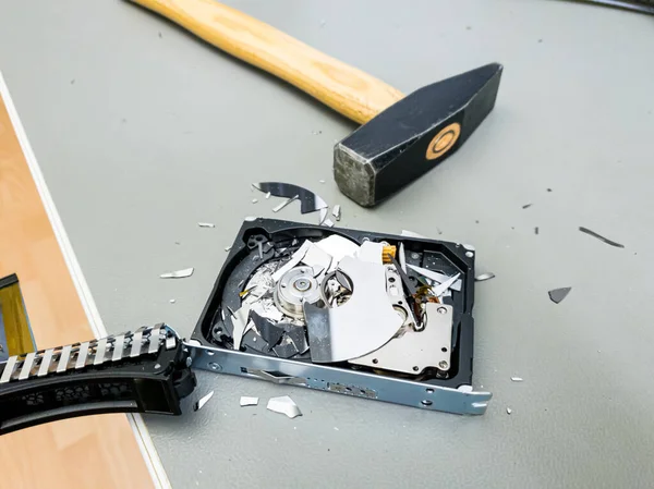 Destroying computer hard drive with a hammer. — ストック写真