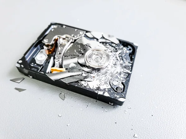 コンピュータのハードドライブディスクの破損したプレート. — ストック写真