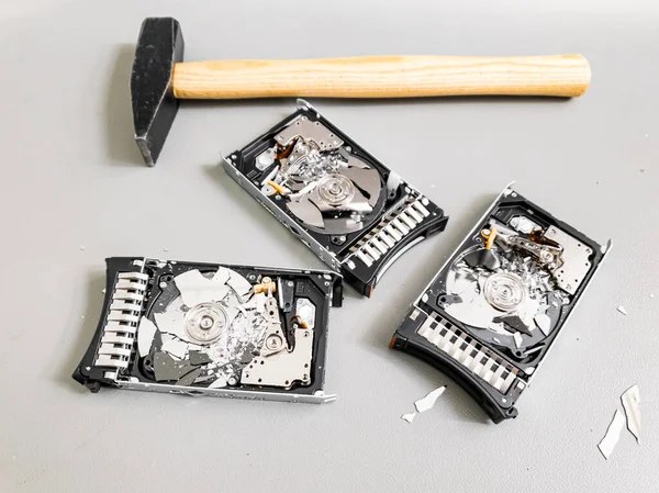 Three hard disk drives with shattered platter on a table. — Stock Photo, Image