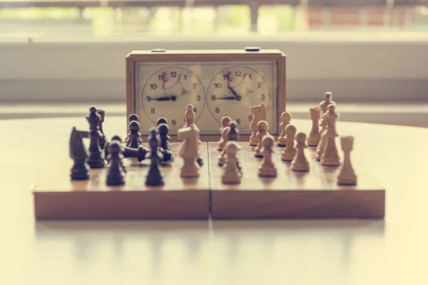 Giocare a scacchi con figure di legno . — Foto Stock