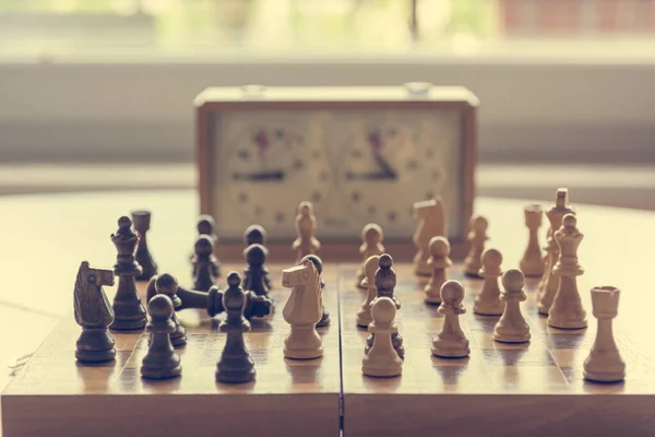 Giocare a scacchi con figure di legno . — Foto Stock