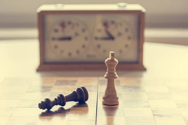 Fine partita a scacchi con una figura di re caduto . — Foto Stock