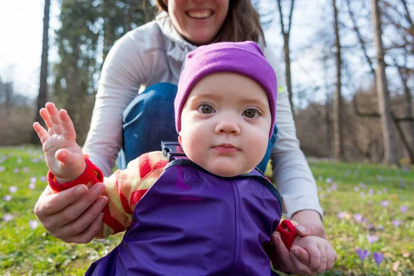 Baby flicka gör sina första steg med stöd av sin mamma. — Stockfoto