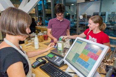 Bir masada bir çift hizmet kadın mağaza asistanı.