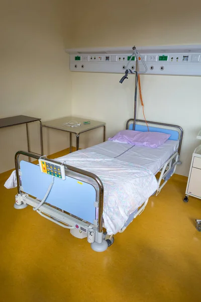 Ranjang rumah sakit kosong disiapkan untuk pasien berikutnya . — Stok Foto