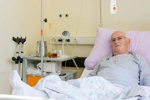 병원에서 침대에 누워 있는 노인. — 스톡 사진