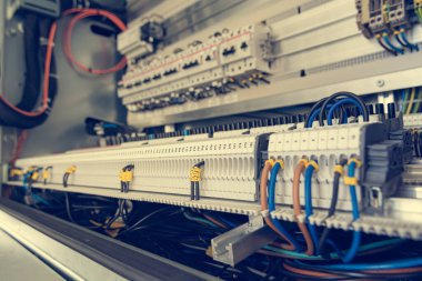 Konnektör şeritli elektrik bölmesinin ayrıntıları.