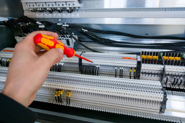 Installeren van een nieuwe connector in elektrische cabine. — Stockfoto