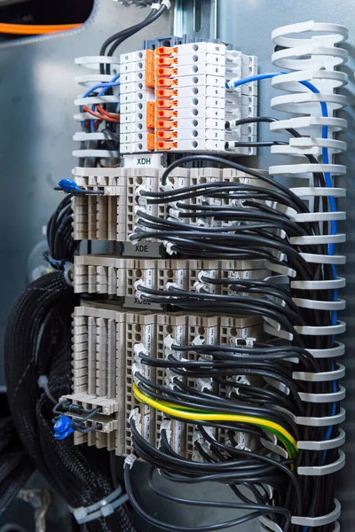 Detail van elektrische cabine met aansluitstrips. — Stockfoto