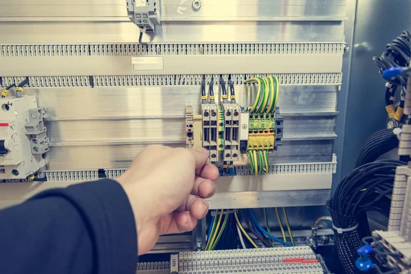 Dedo que apunta a la numeración de la tira del conector dentro del cubículo eléctrico . — Foto de Stock