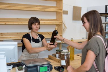 Masada müşteriye hizmet eden bir bayan mağaza asistanı..