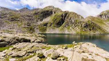 İtalyan Dolomitlerindeki buzul gölleriyle muhteşem dağ manzarası..