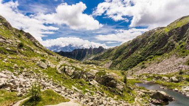 İtalyan Dolomitlerindeki buzul gölleriyle muhteşem dağ manzarası..