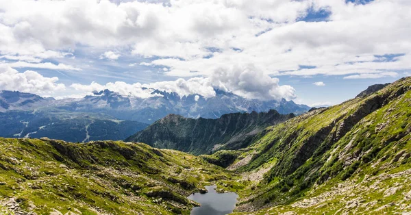 イタリアのドロミテの氷河湖と壮大な山の風景. — ストック写真