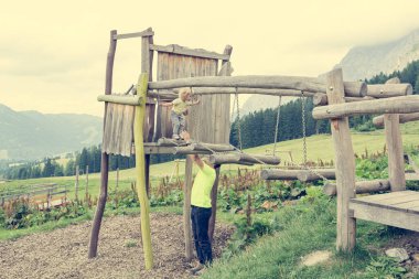 Baba ve kızı dışarıda oyun oynuyor ve tırmanıyor..