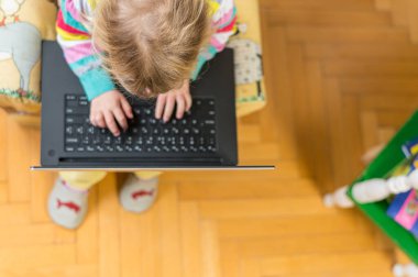 Bilgisayarda sarışın kız programının görüntüsünü düşür.