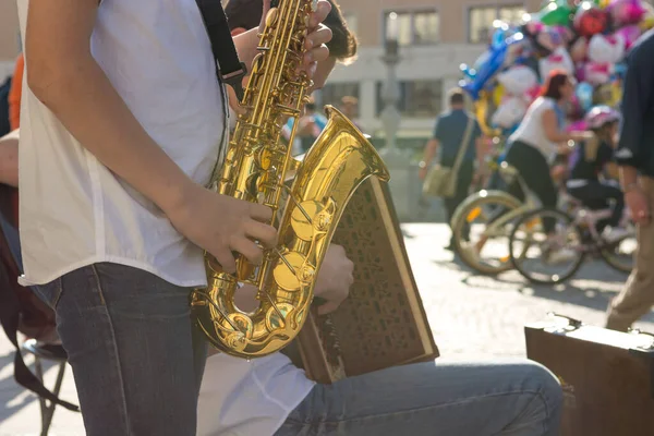 Vue de côté d'un artiste de rue jouant du saxophone devant un public en direct . — Photo