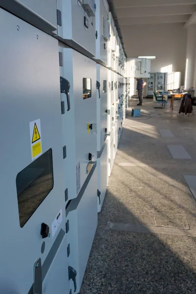 Compartimento de painéis de proteção e controle de comutadores de usinas elétricas . — Fotografia de Stock