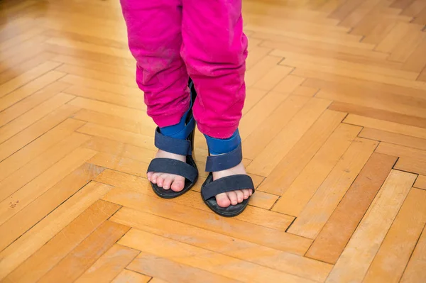 Detalj bild av ung flicka promenader i sin mor hög klack skor. — Stockfoto