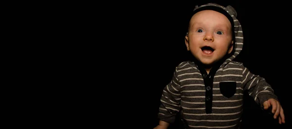 Baby mit vier Monaten auf schwarz — Stockfoto