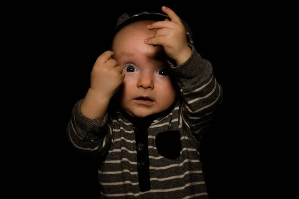 Bebé Hayden en negro a los cuatro meses de edad — Foto de Stock