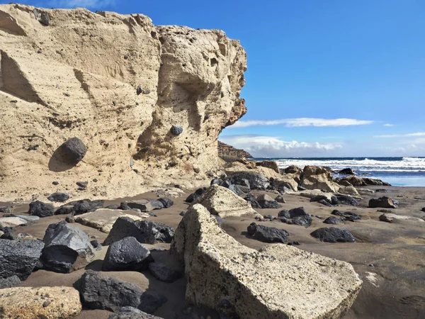 Bizarrer Strandabschnitt auf Teneriffa mit Tuff und Lavasteinen — Stockfoto
