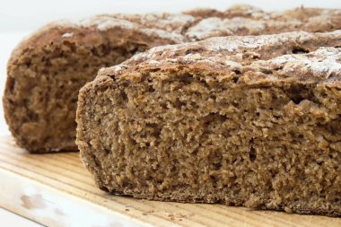 Taze dilimlenmiş bir somun ekmek, buğday unundan yapılmış ev yapımı ekmek, tam tahıl unu ve çavdar unu..