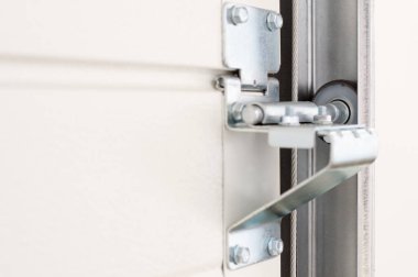 Garaj kapısı raylı ve tekerlek