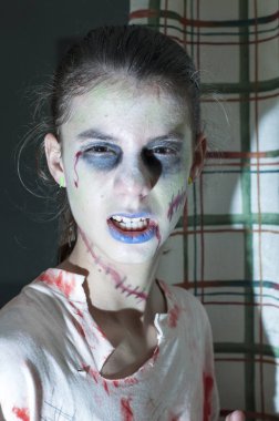 Genç kız olarak Halloween makyaj