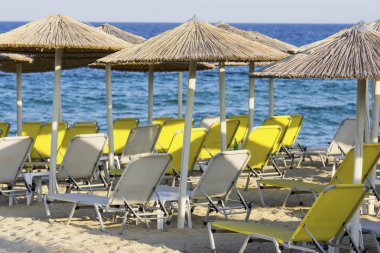 Şezlong ve şemsiye ile plaj