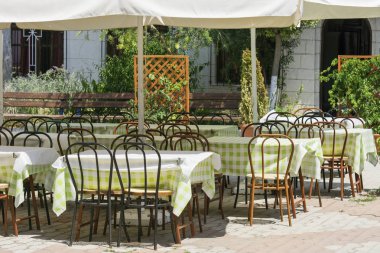 Akdeniz bir restoranda boş tablolar