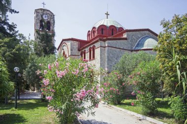 Güzel bahçe ile kilise