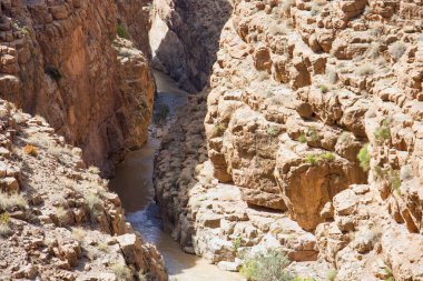 Dades Gorge Vadisi'nde derin dere