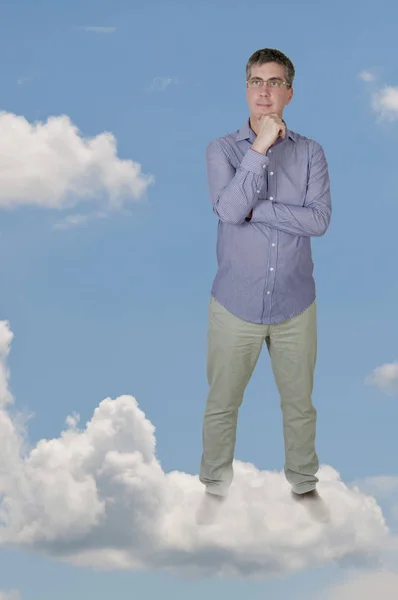 Man die op wolk — Stockfoto