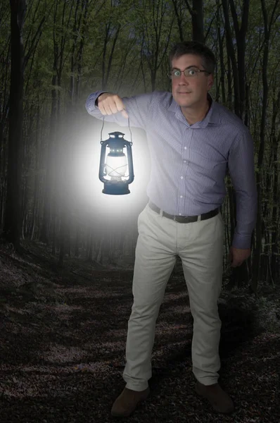Uomo nella foresta con lanterna — Foto Stock